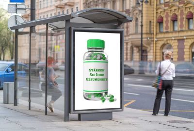 Bushaltestelle, werbung für ein medikament, das die Gesundheit stärken soll (Symbolischer Inhalt)
