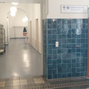 Foto eines Flurs mit MEZIS-Poster